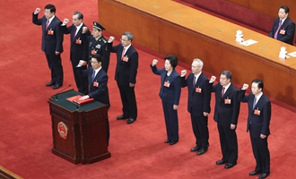 國(guó)務(wù)院副總理、國(guó)務(wù)委員、秘書(shū)長(zhǎng)進(jìn)行憲法宣誓