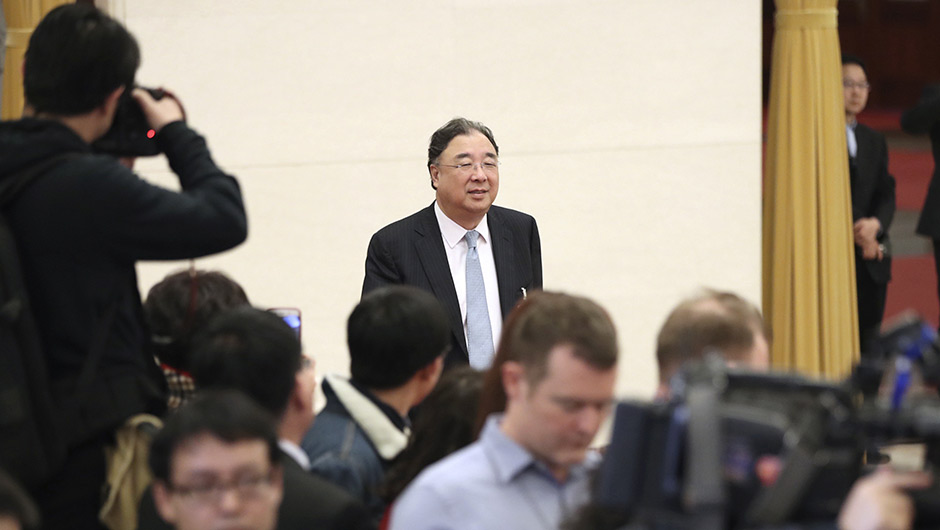 馬曉偉步入“部長(zhǎng)通道”，準(zhǔn)備接受采訪