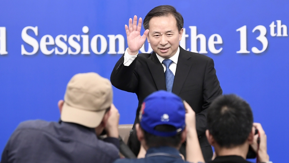 記者會(huì)開(kāi)始前，李干杰向記者致意