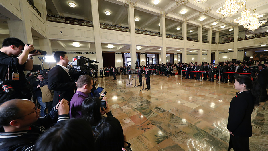 全國政協(xié)委員在&ldquo;委員通道&rdquo;接受采訪