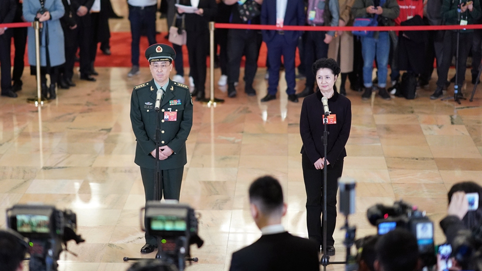 全國政協(xié)委員在&ldquo;委員通道&rdquo;接受采訪