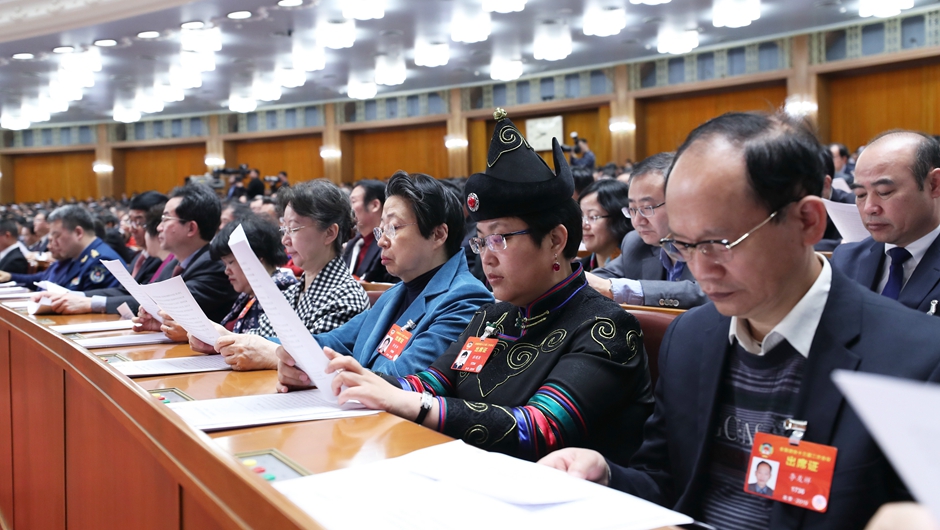 委員們在認(rèn)真聽會(huì)