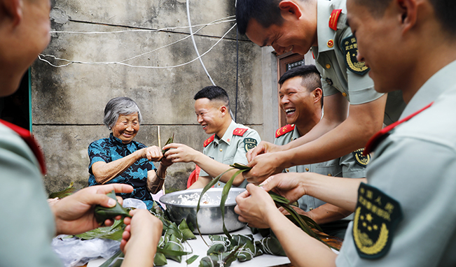 端午節(jié)，家里來了親人子弟兵