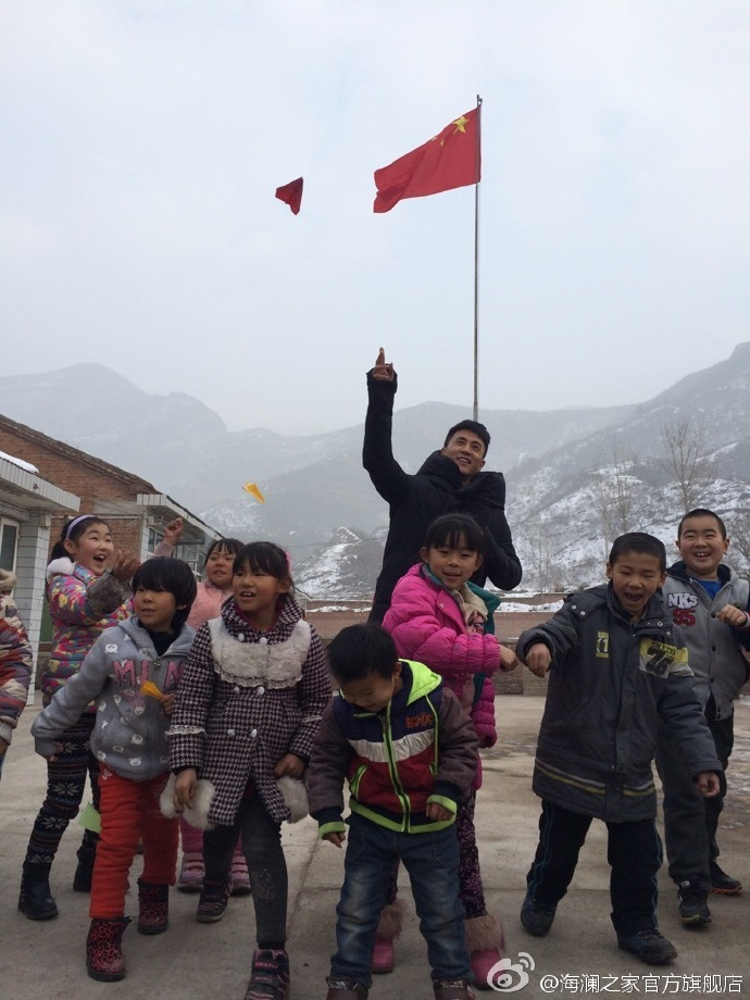 2015年“多一克溫暖”著名演員杜淳加入溫暖行動。暖男杜淳很快和孩子們打成了一片，他和孩子們聊起了夢想，讓孩子們將它寫在紙上并折成紙飛機，領(lǐng)著孩子們來到操場上將帶著夢想紙飛機放飛。