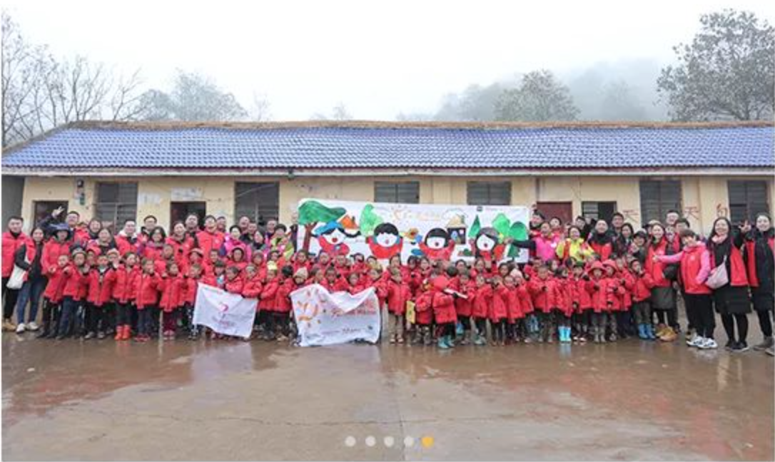 2018年11月6日，“多一克溫暖”團隊走進大涼山深處。為孩子們送去冬衣的同時，海瀾之家聯(lián)合網(wǎng)易打造在線課程平臺，把優(yōu)質(zhì)的教育資源也傳遞到偏遠山區(qū)。同年，知名導演陸川特別參與監(jiān)制了“多一克溫暖”微電影《信歌》，為山區(qū)送去“暖身又暖心”的力量。