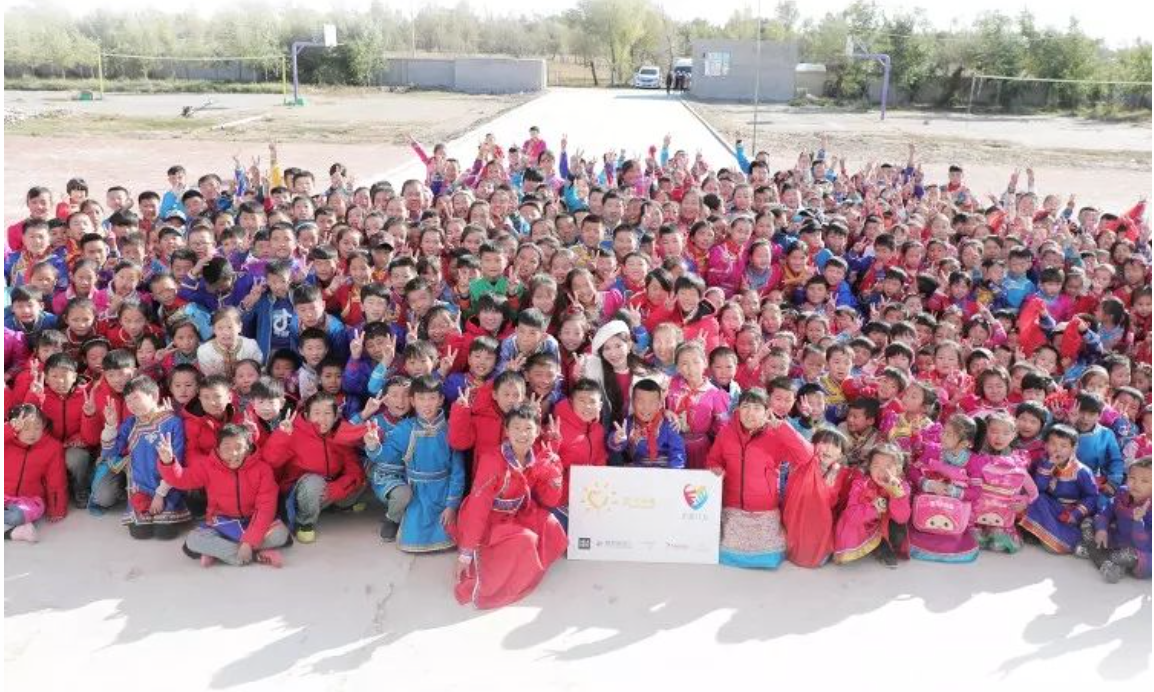 不知不覺，“多一克溫暖”已經(jīng)步入第六年。2019年10月14日，林志玲首次作為公益同行人，攜手鳳凰網(wǎng)“護童計劃”，與“多一克溫暖”一起趕赴內(nèi)蒙古回訪茫汗蘇木中心校的“志玲姐姐之家”，給那里的孩子送去溫暖。