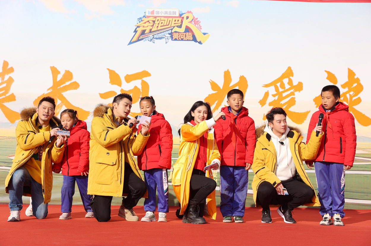 2020年11月18日，“大漠長河，為愛讀詩”多一克溫暖公益活動啟動儀式在寧夏中衛(wèi)市沙坡頭區(qū)郭灘學校舉行。“跑男團”成員李晨、楊穎、鄭愷、沙溢與“多一克溫暖”團隊攜手為學生們送去了海瀾之家的冬日溫暖。