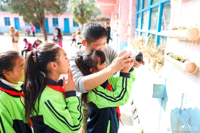盡管身處大山，塢鉛小學卻到處都是驚喜，自制插花、獨一無二的石頭畫、杉木墩上的24節(jié)氣圖……孩子們從不缺少發(fā)現(xiàn)美的眼睛。2019年，海瀾之家特別準備了攝影課堂，讓孩子們通過拍照的方式自由地傳達真善美。