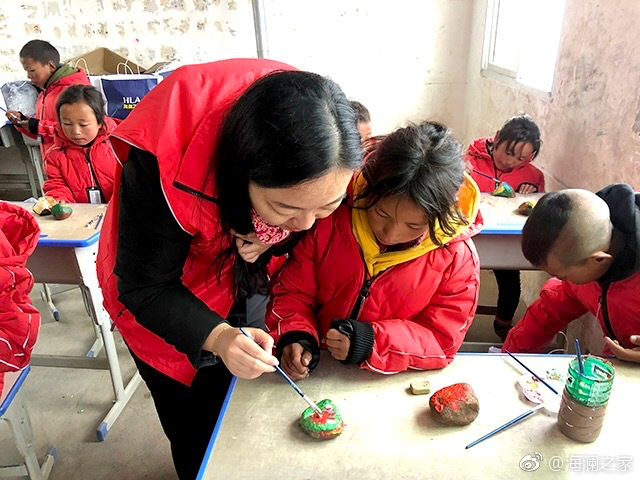 在繪畫課上，孩子們畫出心中想象的世界，不斷汲取關(guān)于美的知識。“多一克溫暖”帶給孩子們的是未來人生更多的機會與可能。公益行動不應只提供物質(zhì)捐贈，更要加強對山區(qū)孩子們精神世界與未來發(fā)展的重視。