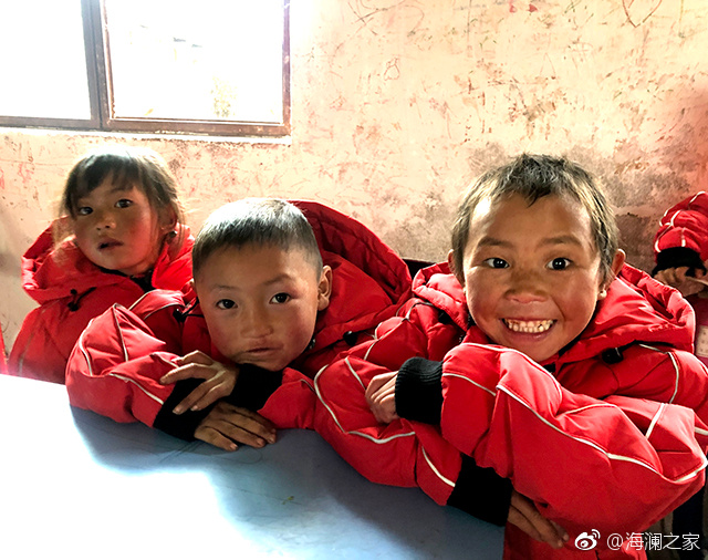 在四川省西南部川滇交界處的大涼山深處，坐落著一所紅旗小學。每當最寒冷的季節(jié)到來，這里的許多孩子們不得不共用一件冬衣御寒。 “多一克溫暖”與暖流計劃記錄下了孩子們開心的笑臉。這些笑臉，都是“多一克溫暖”前行中的源源動力。