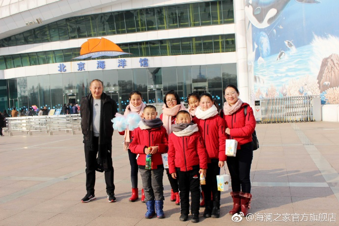 在海洋館，充滿求知欲和好奇心的孩子們像是一個個落入仙境的愛麗絲，不斷地提問，并用手中的紙筆和相機，記錄每一個畫面和知識，說要回去講給其他小伙伴和家人們聽。