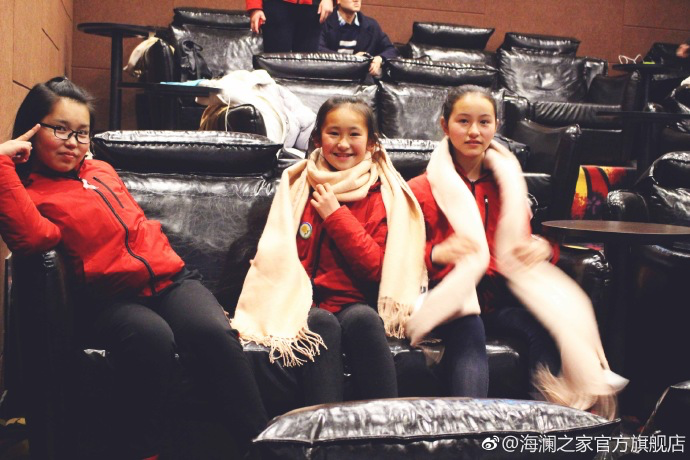 彼時恰逢《尋夢環(huán)游記》上映，“寒令營”的孩子們一起在電影院觀看了電影，平日里最鬧騰的孩子，在第一次看3D電影時也變得安靜專注。孩子們在這段旅程中增長了見識，一個更豐盛的世界就這樣打開了。