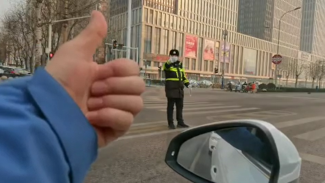 石家莊路人和交警的這個(gè)“暗號(hào)”，真暖！