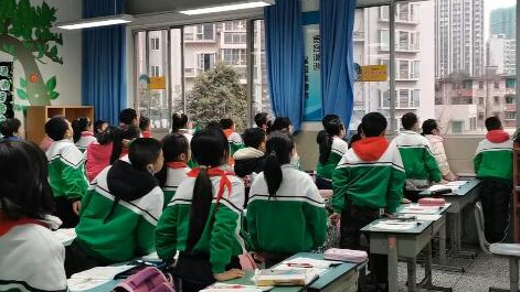 課上到一半，同學(xué)們卻把頭望向了外面！校長說：點贊！