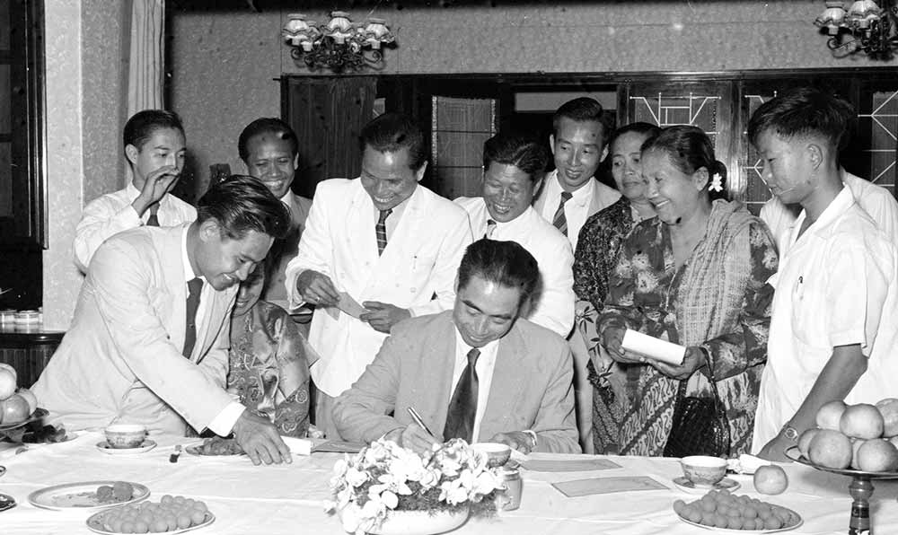 1955年4月25日，為迎接亞非會議而組織的萬隆人民委員會的代表請周恩來總理簽名留念。