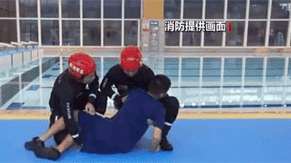 水中遇險 如何自救與施救？黃金30秒 如何將溺水者救上岸？