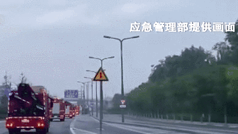 暴雨中 他們&ldquo;逆流而上&rdquo;：跨省救援！7省1800名消防員增援河南