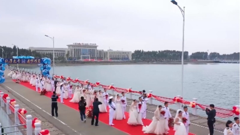 乘風破浪來娶你！海軍某部30對新人舉行集體婚禮