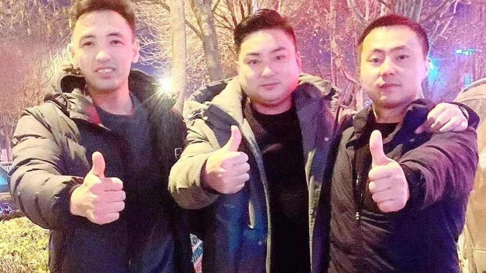 熱點快追｜路面結冰大貨車開始溜車！24塊“救命石”幫助緊急脫險