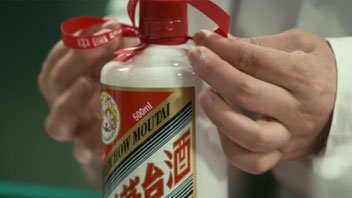 “抱團(tuán)松動”！機構(gòu)慌了？有人急忙賣茅臺，有人連夜看周期