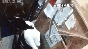 電梯內(nèi)突發(fā)自燃 電動(dòng)車進(jìn)樓怎么禁？ 發(fā)現(xiàn)電瓶車有起火苗頭應(yīng)立刻撤離