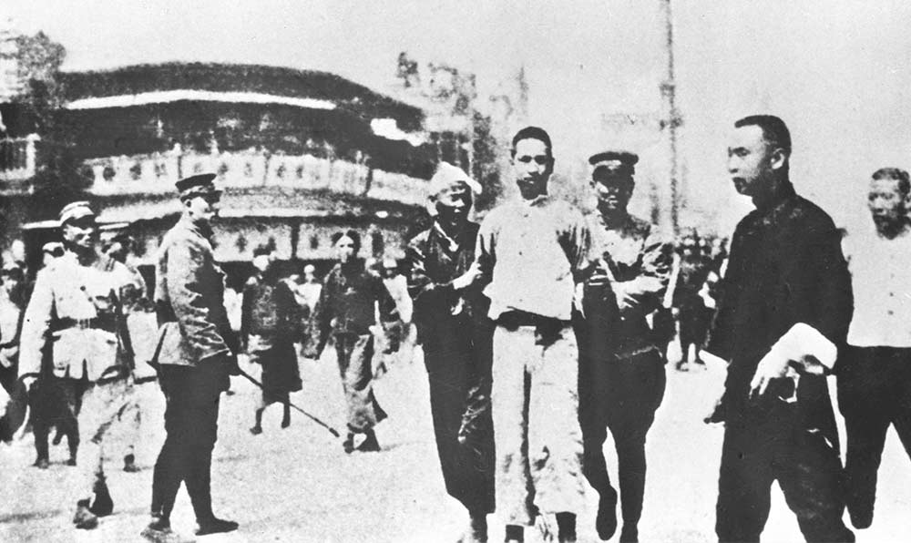 1927年4月12日 “四?一二”反革命政變，國民黨反動派捕殺大批共產(chǎn)黨員和工人、學(xué)生、群眾
