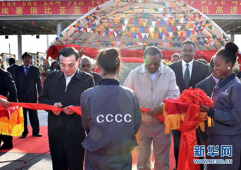 5月5日，中國(guó)國(guó)務(wù)院總理李克強(qiáng)與埃塞俄比亞總理海爾馬里亞姆共同出席亞的斯亞貝巴-阿達(dá)瑪高速公路一期竣工揭牌典禮，并為二期工程開工奠基剪彩。這是李克強(qiáng)與海爾馬里亞姆共同為亞的斯亞貝巴-阿達(dá)瑪高速公路二期工程開工剪彩。新華社記者 李濤 攝 