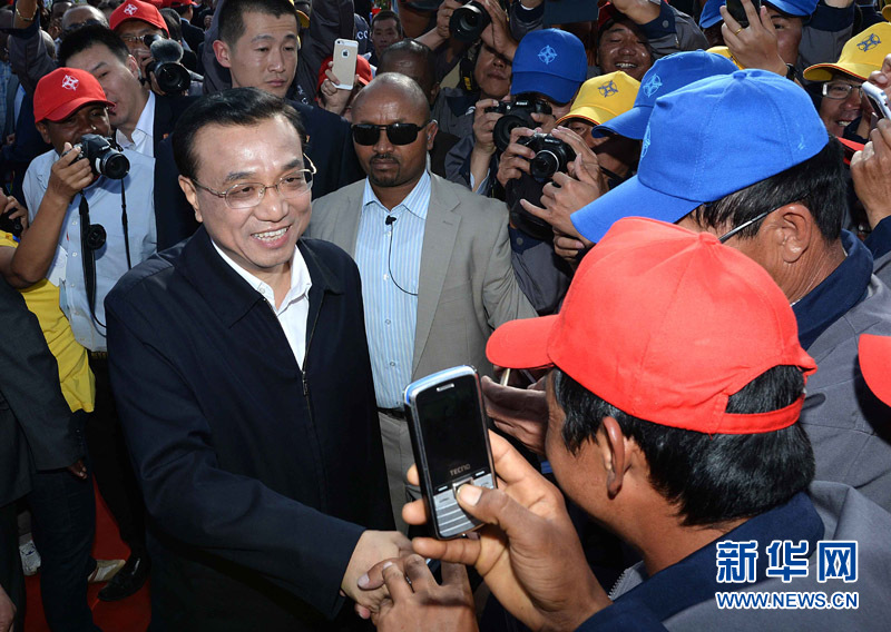 5月5日，中國(guó)國(guó)務(wù)院總理李克強(qiáng)與埃塞俄比亞總理海爾馬里亞姆共同出席亞的斯亞貝巴-阿達(dá)瑪高速公路一期竣工揭牌典禮，并為二期工程開工奠基剪彩。這是典禮結(jié)束后，李克強(qiáng)同工程施工人員親切交談。新華社記者 李濤 攝 