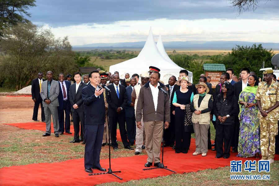 5月10日，國(guó)務(wù)院總理李克強(qiáng)與肯尼亞總統(tǒng)肯雅塔共同參觀肯尼亞內(nèi)羅畢國(guó)家公園焚燒象牙紀(jì)念地，并對(duì)中外記者發(fā)表講話?？夏醽喐笨偨y(tǒng)魯托陪同參觀。新華社記者 李濤 攝 