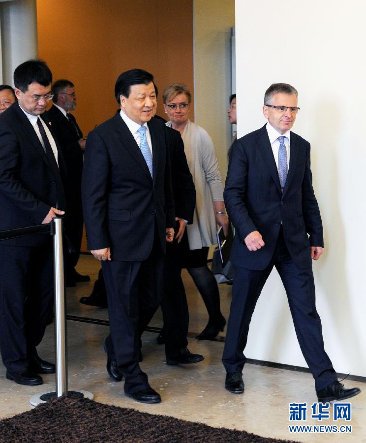 6月13日，中共中央政治局常委、中央書(shū)記處書(shū)記劉云山在赫爾辛基與赫爾辛基市長(zhǎng)帕尤寧共同出席中芬有關(guān)文化藝術(shù)合作及交流活動(dòng)的諒解備忘錄簽字儀式。新華社記者饒愛(ài)民攝