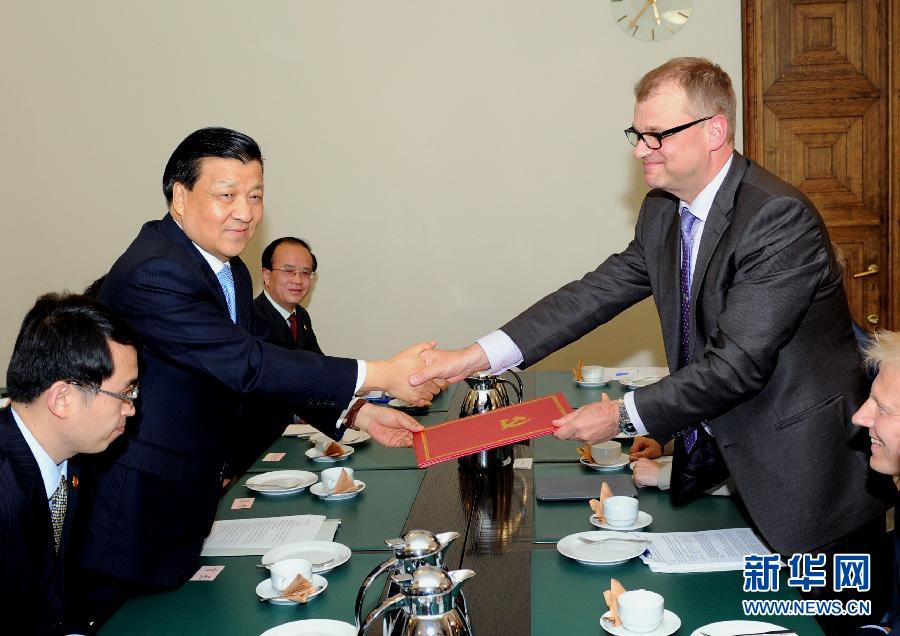 6月12日，中共中央政治局常委、中央書記處書記劉云山在赫爾辛基會見芬蘭中間黨主席西皮萊。 新華社記者饒愛民攝