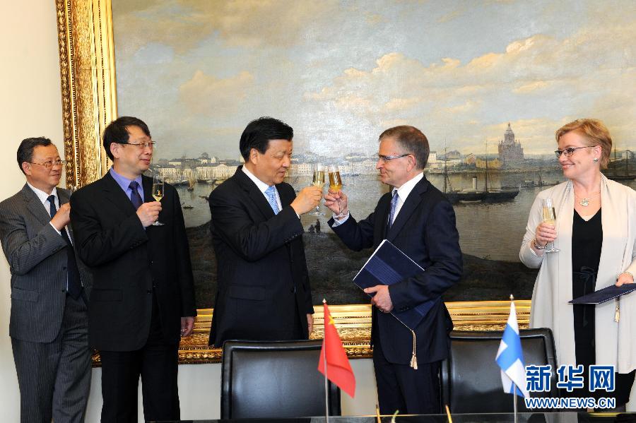 6月13日，中共中央政治局常委、中央書記處書記劉云山在赫爾辛基與赫爾辛基市長帕尤寧共同出席中芬有關(guān)文化藝術(shù)合作及交流活動的諒解備忘錄簽字儀式。新華社記者饒愛民攝 