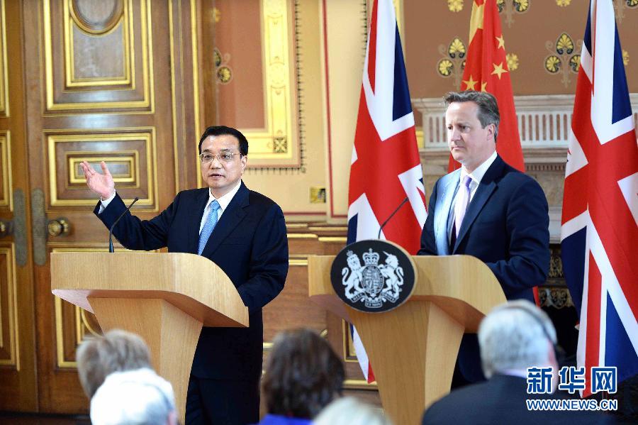6月17日，中國(guó)國(guó)務(wù)院總理李克強(qiáng)同英國(guó)首相卡梅倫在倫敦舉行中英總理年度會(huì)晤后共同會(huì)見記者。新華社記者 李濤 攝  
