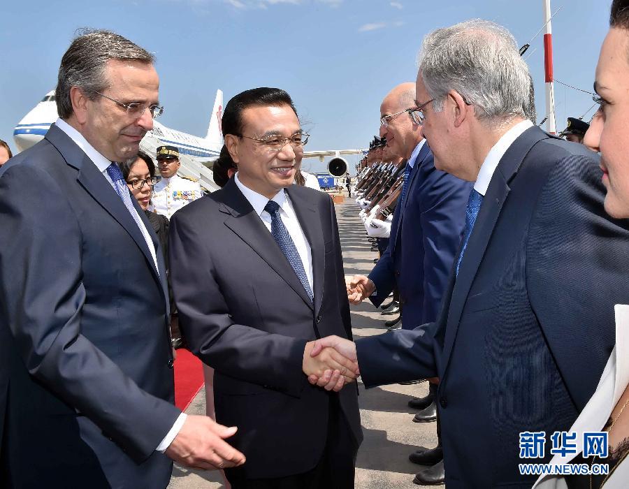 6月19日，國(guó)務(wù)院總理李克強(qiáng)乘專機(jī)抵達(dá)雅典國(guó)際機(jī)場(chǎng)，開(kāi)始對(duì)希臘進(jìn)行正式訪問(wèn)。希臘總理薩馬拉斯在機(jī)場(chǎng)為李克強(qiáng)舉行隆重的歡迎儀式。新華社記者 李濤 攝