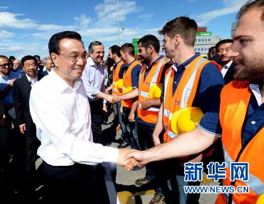 6月20日，國務院總理李克強與希臘總理薩馬拉斯共同考察中國遠洋運輸集團比雷埃夫斯集裝箱碼頭。這是李克強和薩馬拉斯來到3號碼頭，同碼頭工人親切交流。新華社記者 李濤 攝 