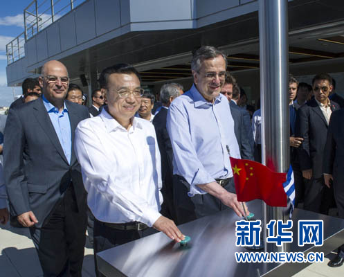 這是李克強與薩馬拉斯共同發(fā)出指令，一列滿載中國貨物的列車緩緩駛出比雷埃夫斯港，開往中東歐目的地。新華社記者 王曄 攝