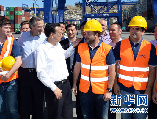 6月20日，國務院總理李克強與希臘總理薩馬拉斯共同考察中國遠洋運輸集團比雷埃夫斯集裝箱碼頭。這是李克強和薩馬拉斯來到3號碼頭，同碼頭工人親切交流。新華社記者 李濤 攝