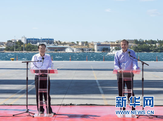 這是李克強和薩馬拉斯在3號碼頭發(fā)表講話。新華社記者 王曄 攝