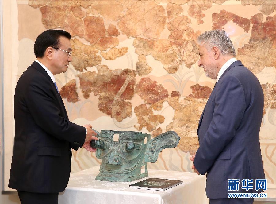 6月21日，國務(wù)院總理李克強與希臘總理薩馬拉斯共同出席希臘伊拉克利翁博物館新館開館儀式并發(fā)表講話。這是李克強向伊拉克利翁博物館贈送三星堆出土文物復(fù)制品。新華社記者 龐興雷 攝 