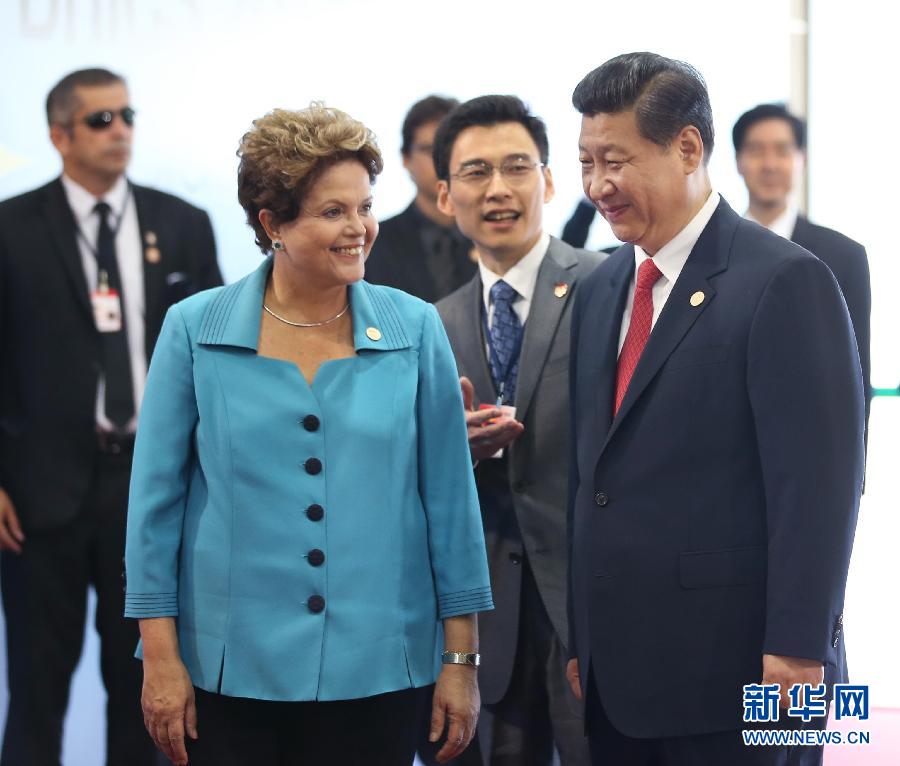 7月15日，國家主席習(xí)近平在巴西福塔萊薩出席金磚國家領(lǐng)導(dǎo)人第六次會晤。這是巴西總統(tǒng)羅塞夫迎接習(xí)近平主席。 新華社記者 蘭紅光 攝 