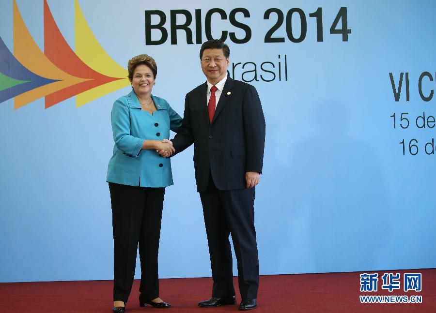 7月15日，國家主席習(xí)近平在巴西福塔萊薩出席金磚國家領(lǐng)導(dǎo)人第六次會晤。這是巴西總統(tǒng)羅塞夫迎接習(xí)近平主席。 新華社記者 蘭紅光 攝 