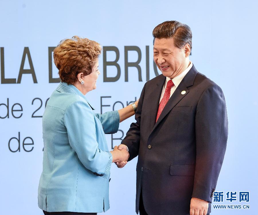 7月15日，國家主席習(xí)近平在巴西福塔萊薩出席金磚國家領(lǐng)導(dǎo)人第六次會晤。這是巴西總統(tǒng)羅塞夫迎接習(xí)近平主席。 新華社記者 李學(xué)仁 攝  