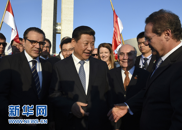 7月16日，國家主席習近平在巴西利亞會見巴西參議長卡列羅斯（前右）和眾議長阿爾維斯（前左）。 新華社記者 李學(xué)仁 攝 