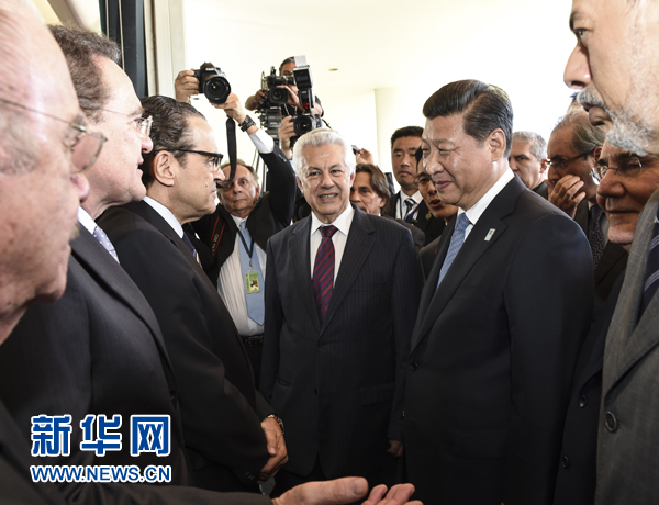 7月16日，國家主席習近平在巴西利亞會見巴西參議長卡列羅斯和眾議長阿爾維斯。這是兩院議長迎接習近平主席，并介紹議員代表。 新華社記者李學(xué)仁 攝 