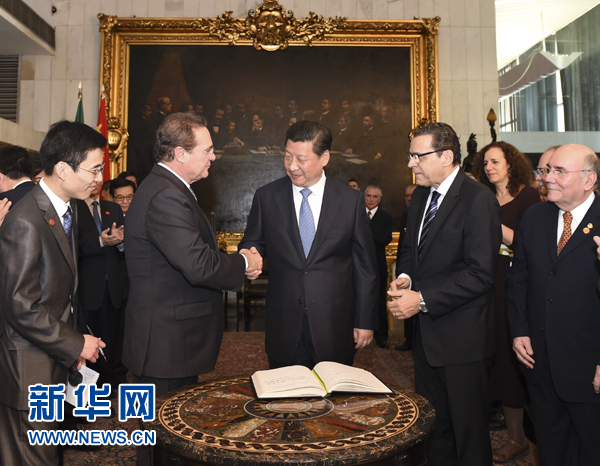 7月16日，國家主席習近平在巴西利亞會見巴西參議長卡列羅斯（前排左二）和眾議長阿爾維斯（前排右二）。 新華社記者 李學(xué)仁 攝 