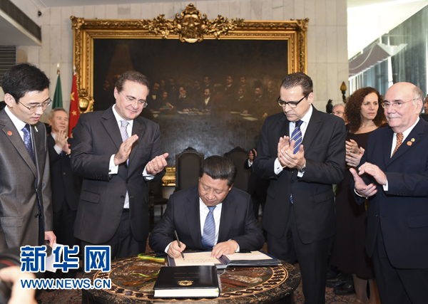 7月16日，國家主席習近平在巴西利亞會見巴西參議長卡列羅斯（前排左二）和眾議長阿爾維斯（前排右二）。這是習近平應(yīng)邀為參眾兩院題詞。新華社記者 李學(xué)仁 攝 