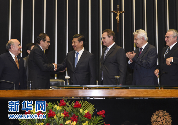 7月16日，國家主席習近平在巴西國會發(fā)表《弘揚傳統(tǒng)友好共譜合作新篇》的演講。 新華社記者 李學(xué)仁 攝 