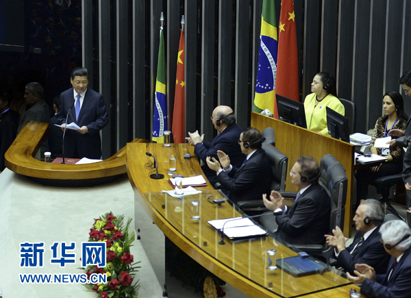 7月16日，國家主席習近平在巴西國會發(fā)表《弘揚傳統(tǒng)友好共譜合作新篇》的演講。 新華社記者 劉建生 攝