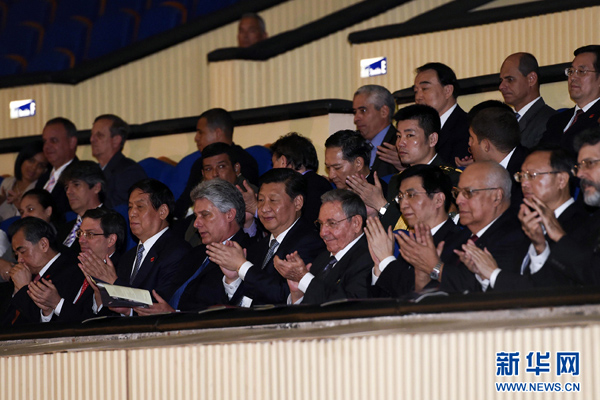      出當(dāng)?shù)貢r間7月22日，國家主席習(xí)近平在哈瓦那與古巴國務(wù)委員會主席兼部長會議主席勞爾&middot;卡斯特羅共同觀看中古芭蕾舞聯(lián)合演出。新華社記者李學(xué)仁攝 