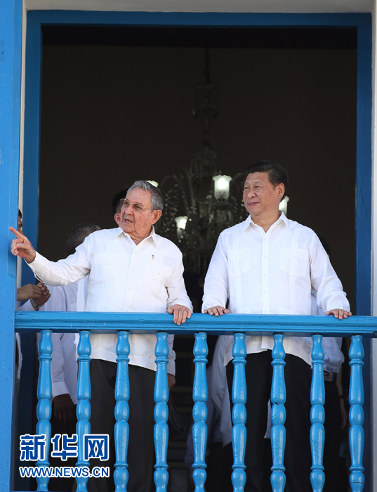 這是習近平在勞爾陪同下參觀圣地亞哥市政府時一同走上二層陽臺。1959年1月1日，菲德爾&middot;卡斯特羅就是站在這里宣布古巴革命勝利。新華社記者蘭紅光 攝 